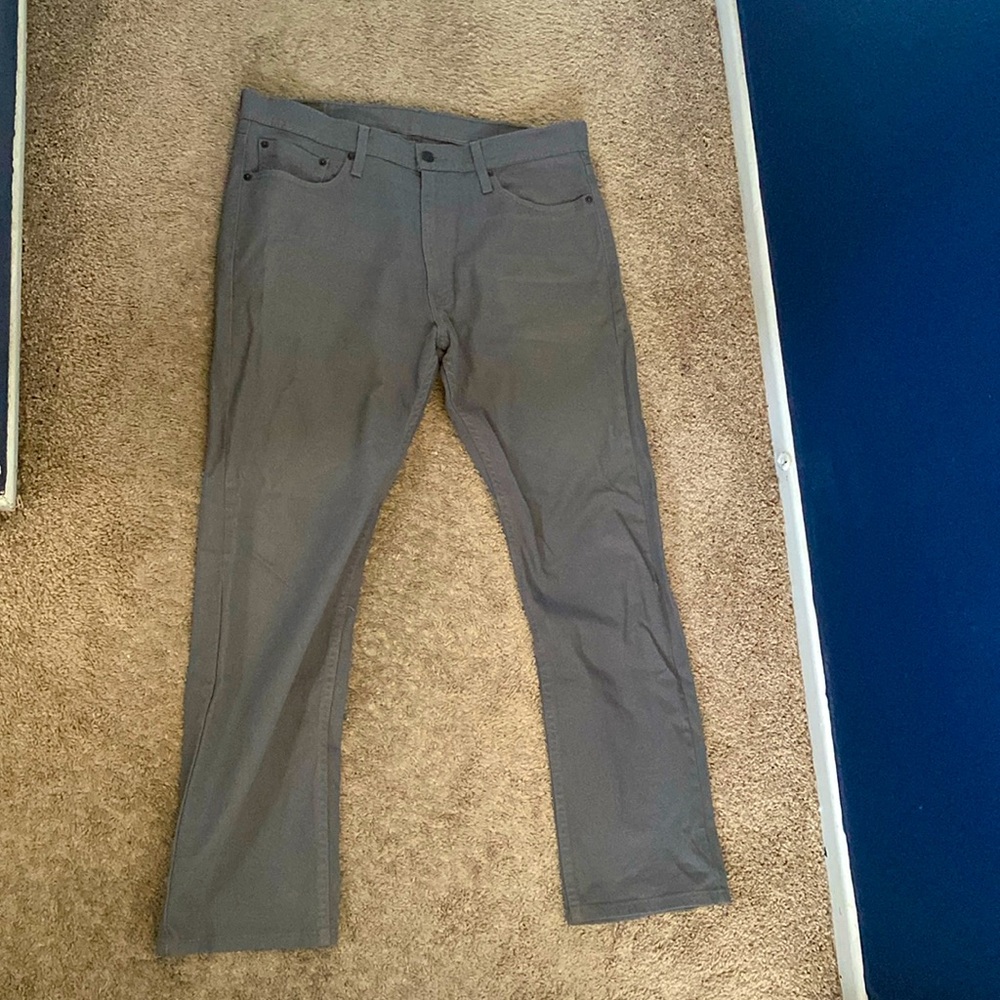 I’m selling my grey levi jeans 513 (slim straight) waist 36 length 30